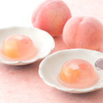 春限定のなめらか葛ゼリー『桃香る』／出典：鶴屋吉信