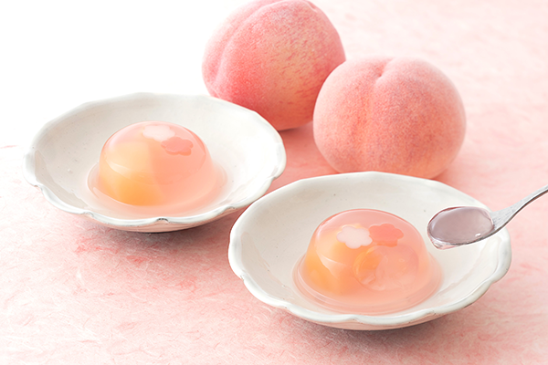 春限定のなめらか葛ゼリー『桃香る』／出典：鶴屋吉信