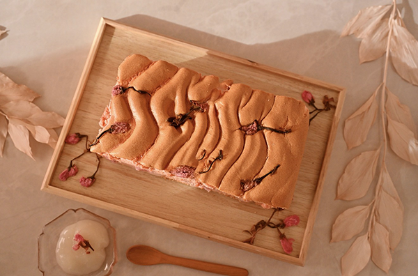 『桜あんの羽二重餅カステラ』／出典：グランドカステラジャパン