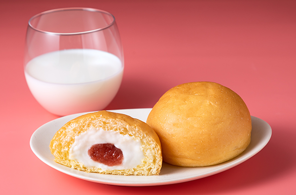 『ミガキイチゴくりーむパン』／出典：八天堂