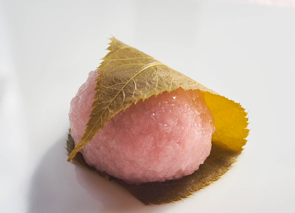 看板商品の『桜餅』／出典：お亀堂