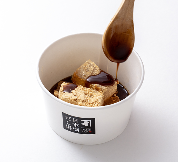 和スイーツ『だし入り黒蜜がけ わらび餅』/出典:にんべん