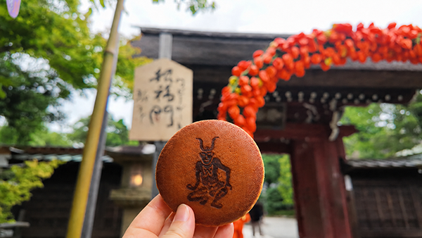 深大寺の夏の風物詩ハッピーゲートと
『角大師どら焼き』/画像出典:fudo square